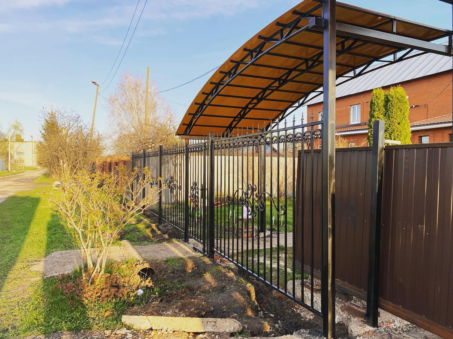 Как выбрать автонавес для семейной парковки в Электроуглях, если один автомобиль выше и шире другого