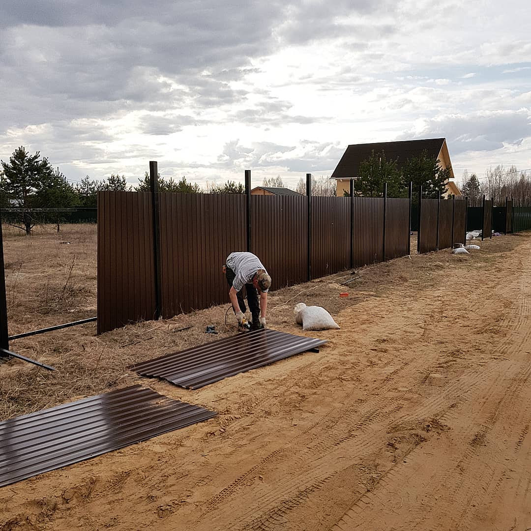 Как выбрать рисунок кованого забора под архитектуру дома и уровень приватности участка в Электроуглях